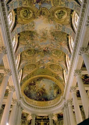 Vue de la Galerie du Roi et plafond voûté représentant Dieu parmi les anges, et La Résurrection du Christ (voûte de l